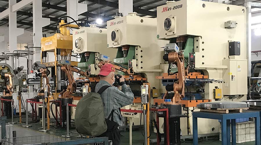 江門(mén)市攝影協(xié)會(huì)蒞臨金環(huán)電器拍攝交流  用鏡頭見(jiàn)證實(shí)力！