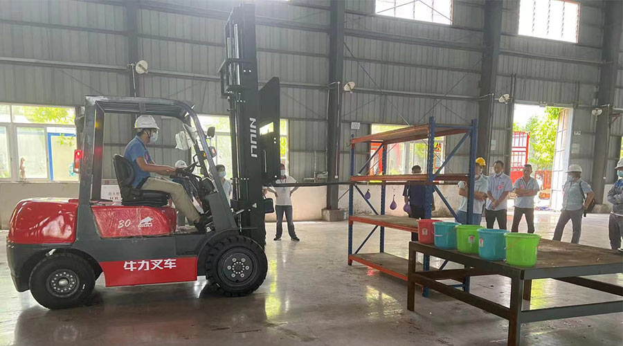 比技能 展風采！金環(huán)電器參與鶴城鎮(zhèn)第二屆企業(yè)職工叉車技能競賽